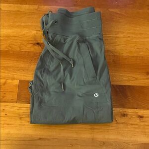 Lululemon Dance Studio Mid-Rise Pants Size 2 Green